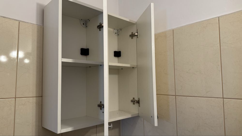 Dulap baie suspendat, alb, cu rafturi