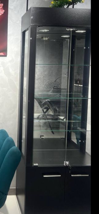 Витрина стеклянная с подсветкой и замком (салон/магазин)