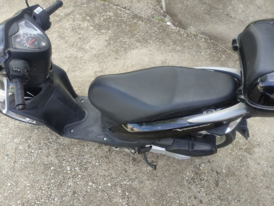Продавам скутер Honda Vision 50