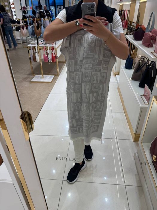 Продавам шал furla