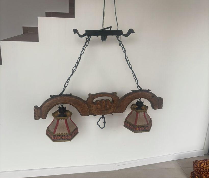 Candelabru realizat din jug de caruta