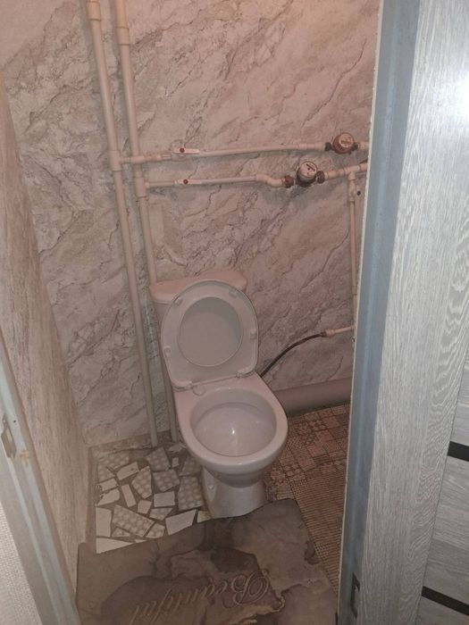 1 комнатная с мебелью и техникой в центре Чирчика