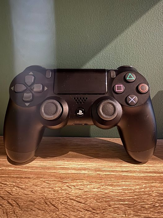Продам PS4 1TB в идеальном состоянии