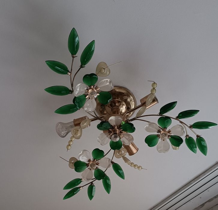 Продаётся красивая потолочная люстра.