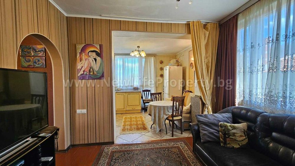 Продава се двуетажна къща в град Средец, област Бургас