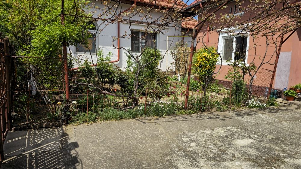 Casă primitoare cu 4 camere și 2 băi în Târgoviște – Renovată, izolata,cu posibilitatea de extindere a constructiei,teren 400 mp, zonă foarte liniștit