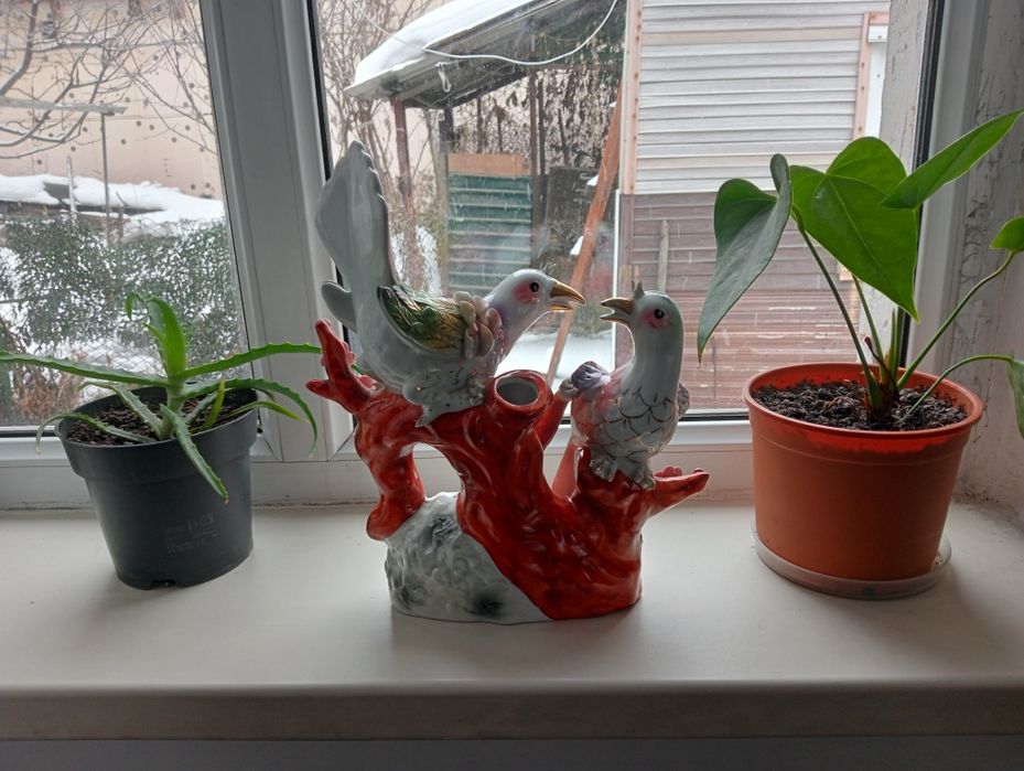 Фарфоровую статуэтку.