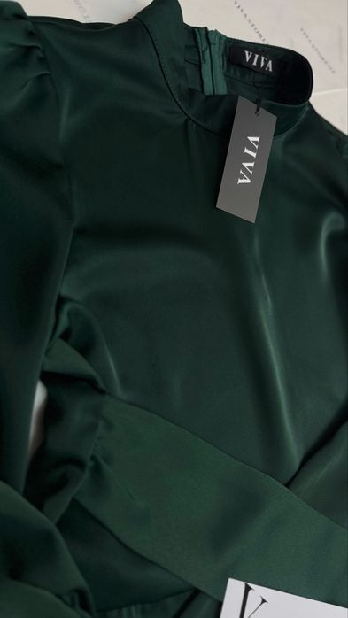 Атласное зеленое платье