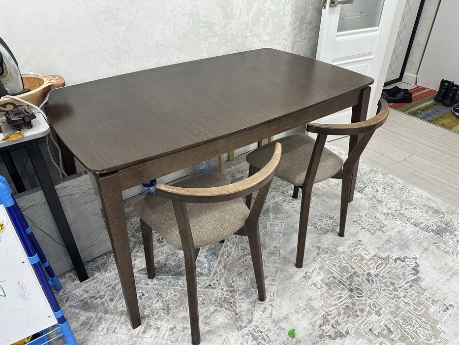 Продается кухонный стол со стульями