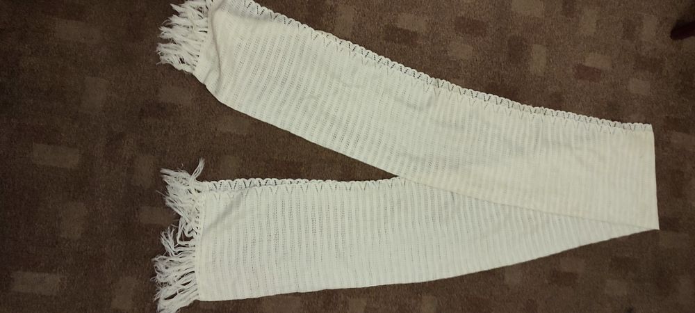 Eșarfă și șal tricotate albe , ambele 40 lei