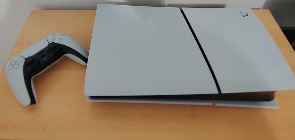 Vând PlayStation 5 Slim Digital Edition