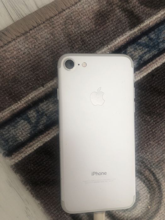 Продам IPHONE 7 в неплохом состоянии