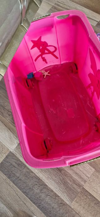 Cufar cu papusi ,masina ,bicicleta si multe jucarii