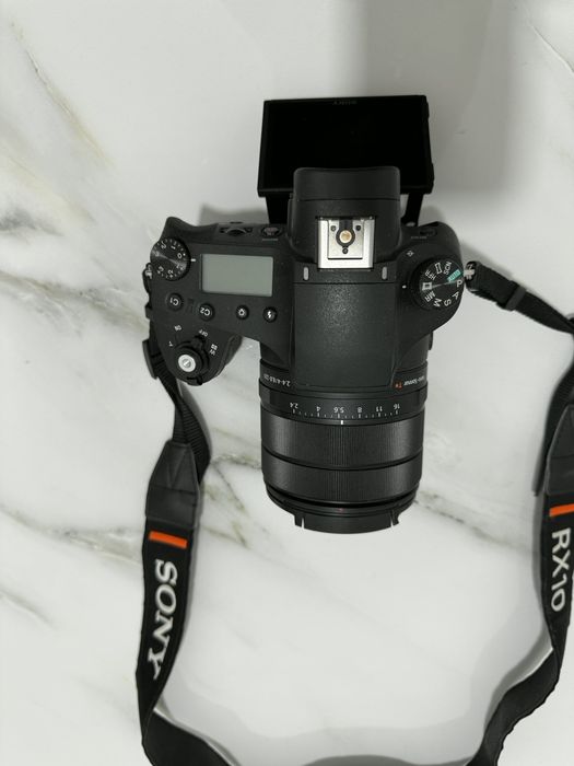Фотокамера Sony RX10 iv 25-кратным зум объективом