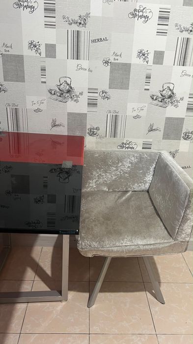 Продам стол с 2 стульями