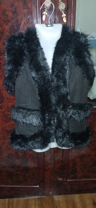 Продам тёплые безрукавку для девочек