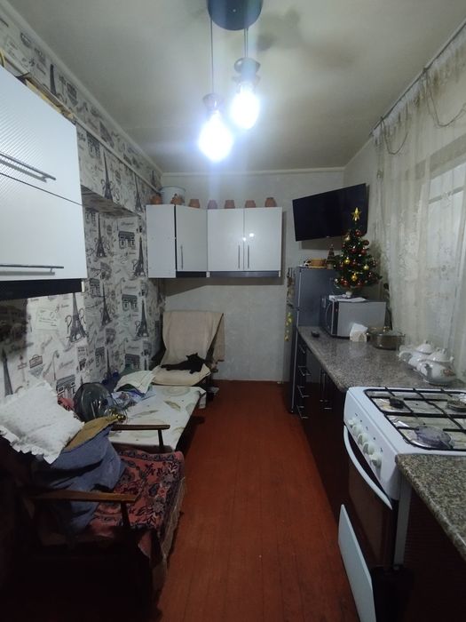 Срочно продаётся дом с мебелью в общем дворе в центре города.