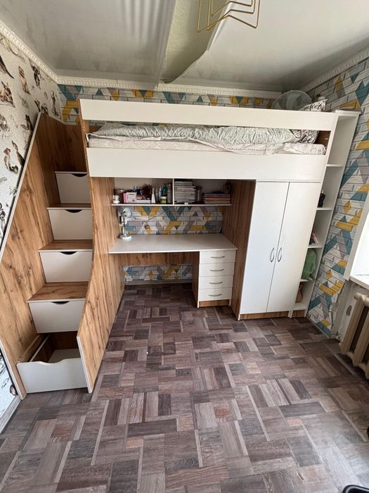 Кровать двухъярусная со столом и шкафом
