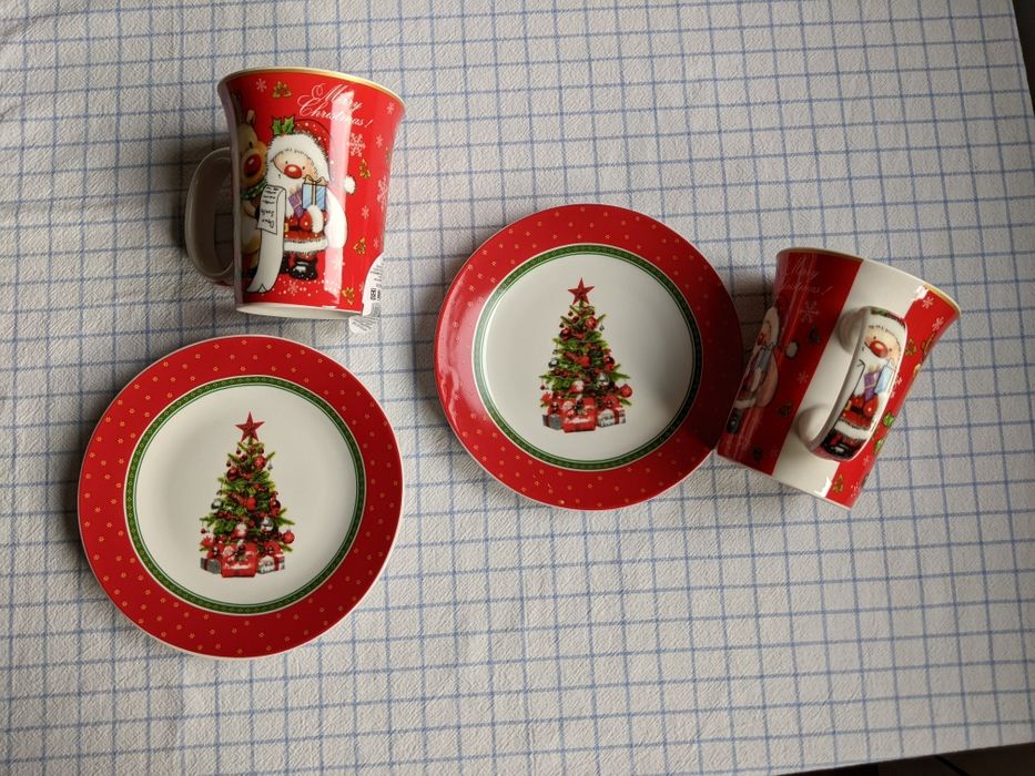 Две Коледни чаши с чинийки, нови