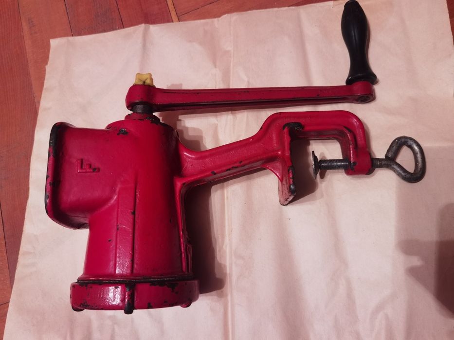 Mașina tocat carne universala și nuca