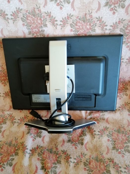 LG FLATRON W2242BP с тунер