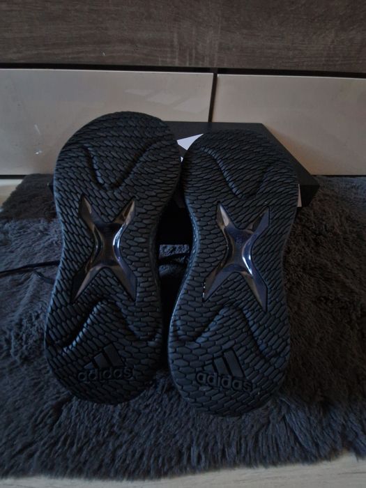 Vând pantofi de sport adidas