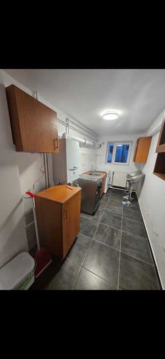 De închiriat: apartament 2 camere, curte și parcare –  aproape de oraș
