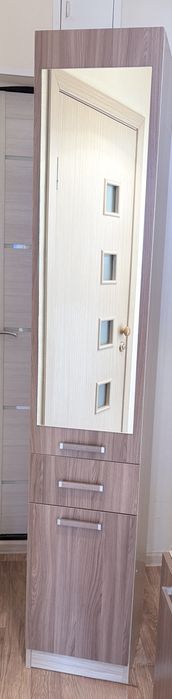 Узкий шкаф для одежды