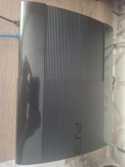 Vând PlayStation 3 slim