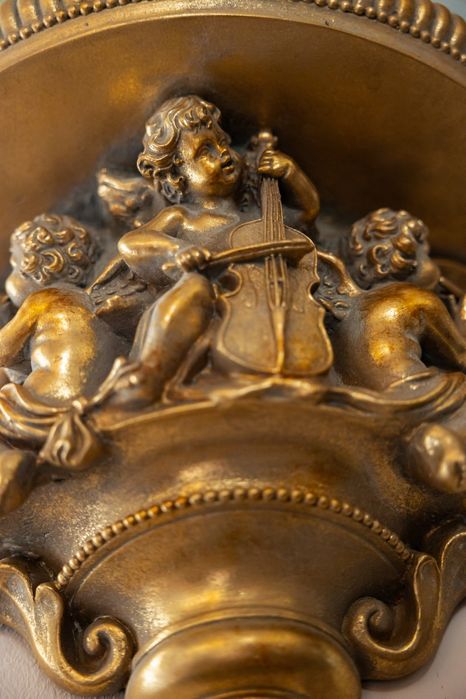 Consolă cu îngerași instrumentiști