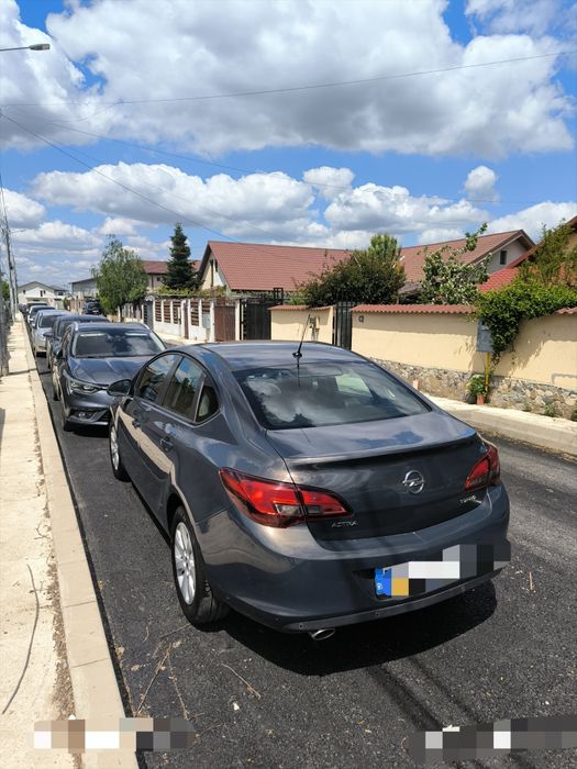 Opel Astra J berlină