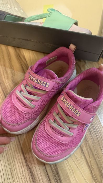 Детские кроссовки на девочку skechers. Размер 26.