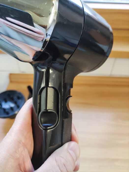 Професионален сешоар 1700 W – много запазен, с накрайници!