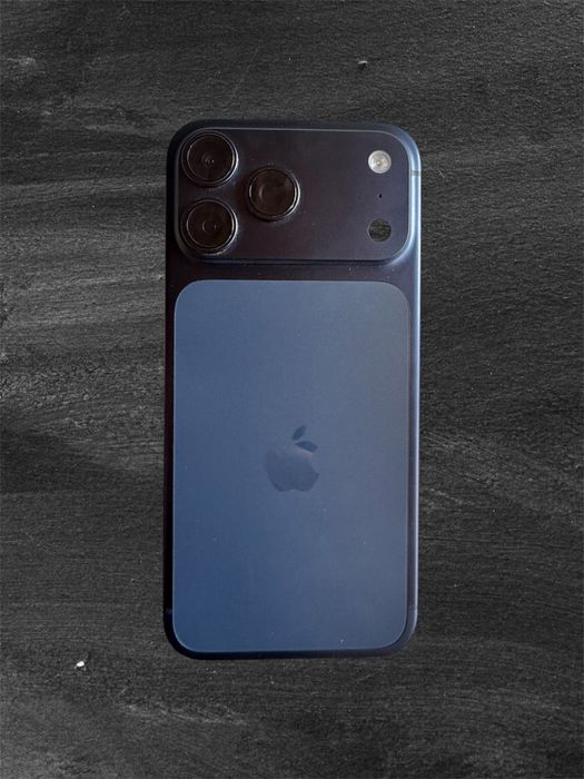 iPhone 17 Pro Max 256GB | iCloud заключен | 100% Батерия | Като НОВ (За части/отключване)