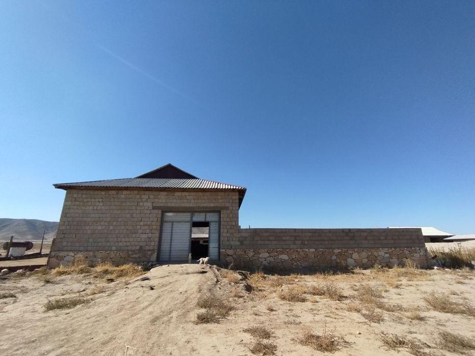 Участка сотилади срочно.
6 сотих.
2 хонали паталок килинган уй.
22 м г