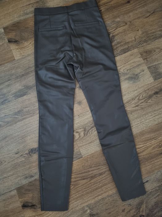 Кожен панталон на Зара