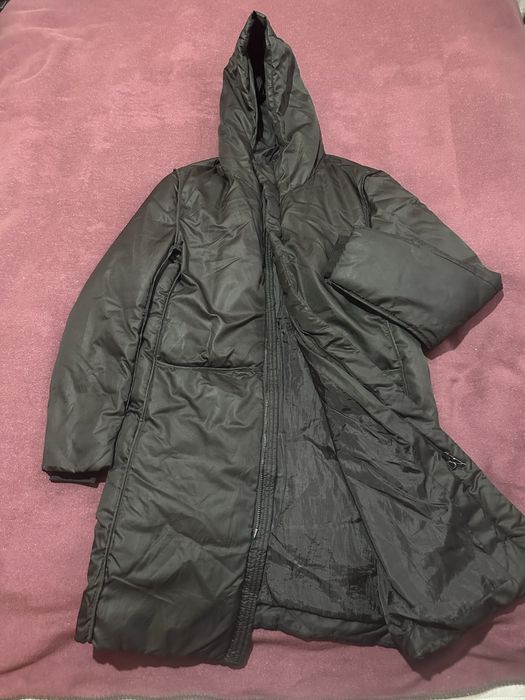 Утепленное длинное пальто с капюшоном черного цвета