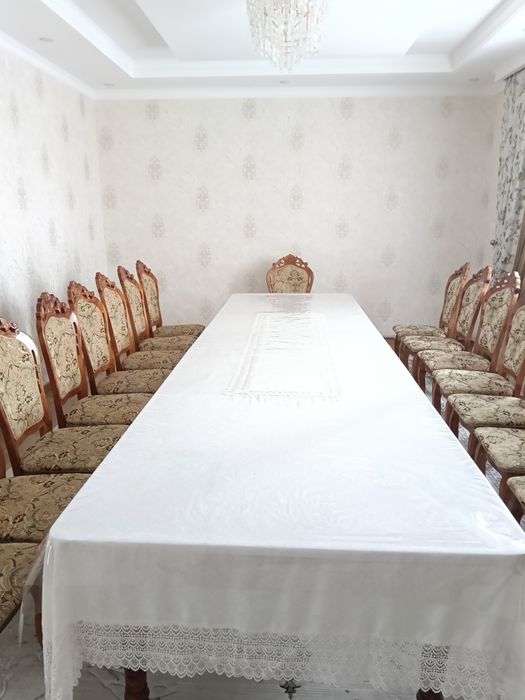 Стол стулья для зала