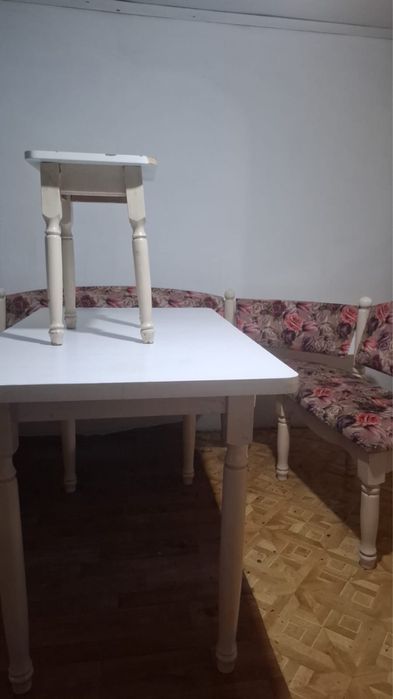 продается угловой стул и стол