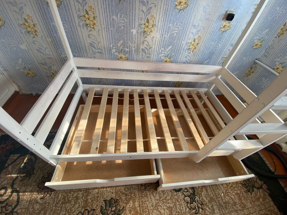 Двухъярусная кровать