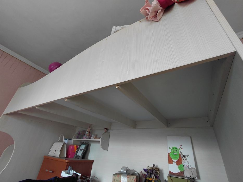 Мебель.  шкаф, тумбочки две и комод. Состояние  Б/у  САМОВЫВО