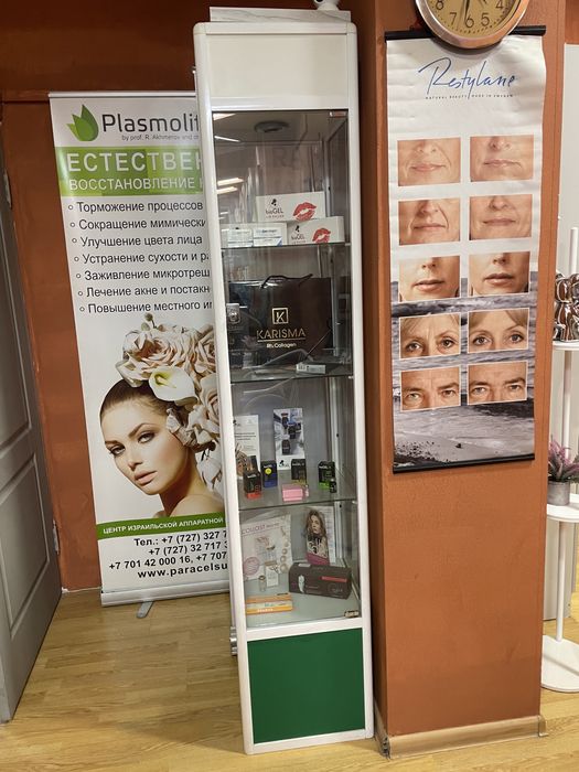 Витрина сподсветкой и ключами