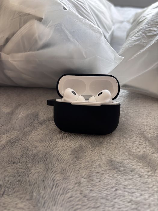 Продавам силиконени черни и бели калъфи за AirPods Pro / Pro 2
