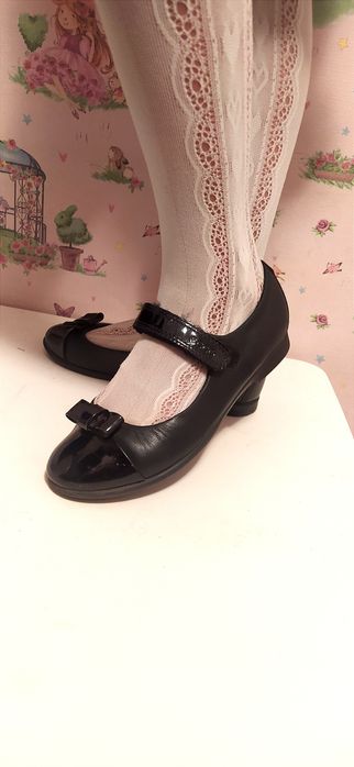 продам школьные туфли Ecco