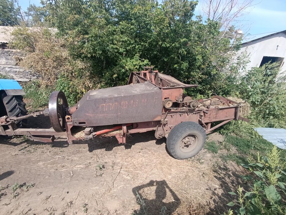 Трактор с прессом