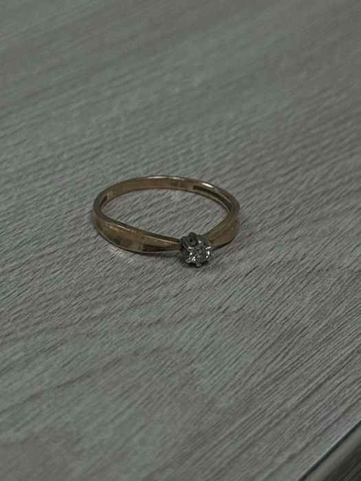 Кольцо с бриллиантом
