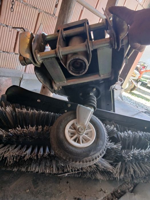 Perie rotativa adaptabila