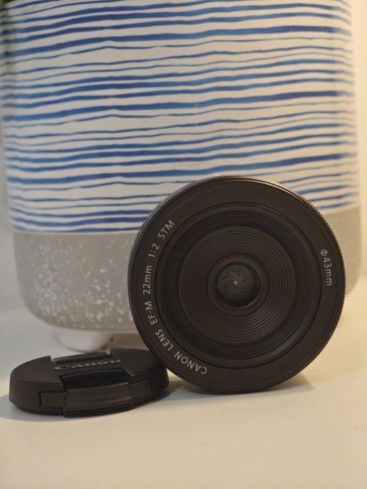Obiectiv Canon EF-M 22mm f/2 STM putin folosit