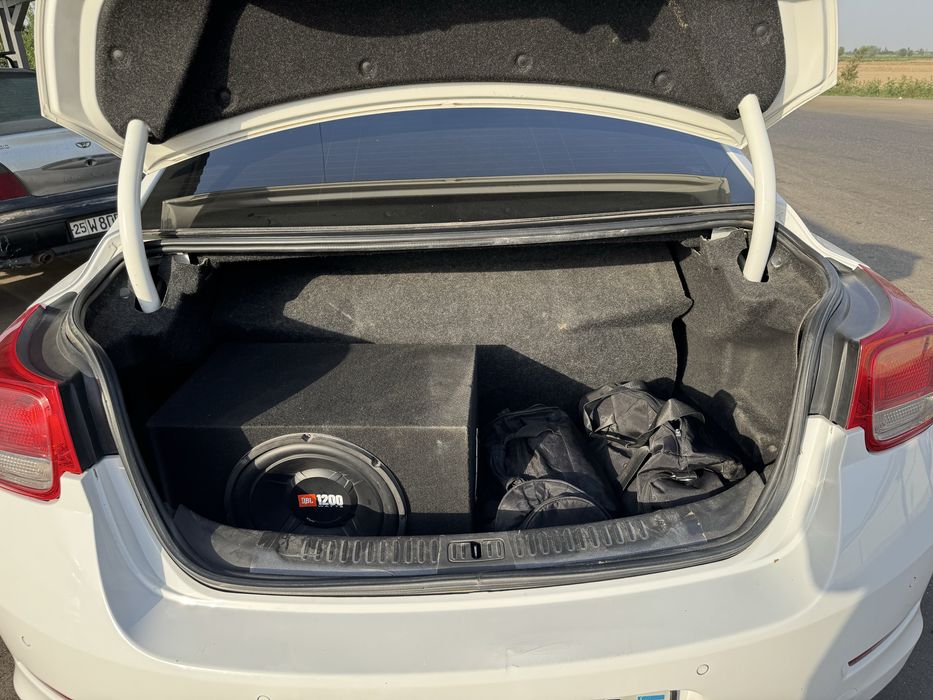 Malibu 1 2-pazitsiya sotiladi, xolati yaxwi hech qanaqa aybi yoq.