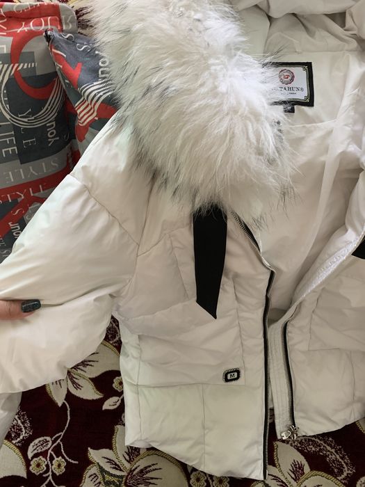 Белый пуховик